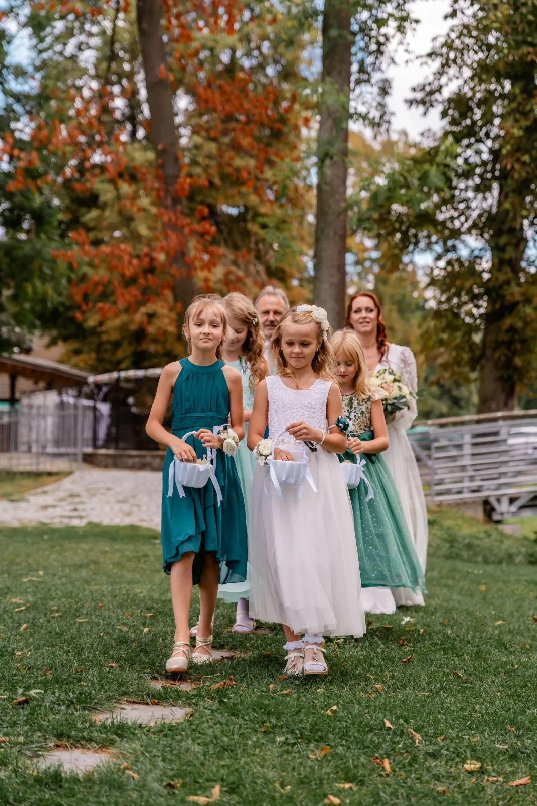 Detailní záběr na snubní prsteny a svatební kytici - svatební fotografie Brno